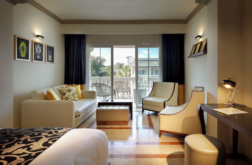 the signature level grand palladium lady hamilton
