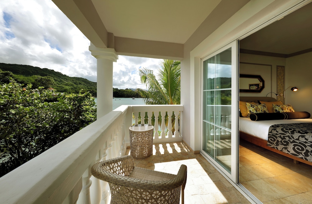 the signature level grand palladium lady hamilton
