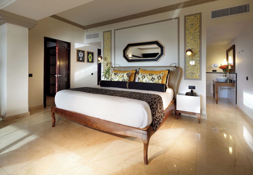 the signature level grand palladium lady hamilton