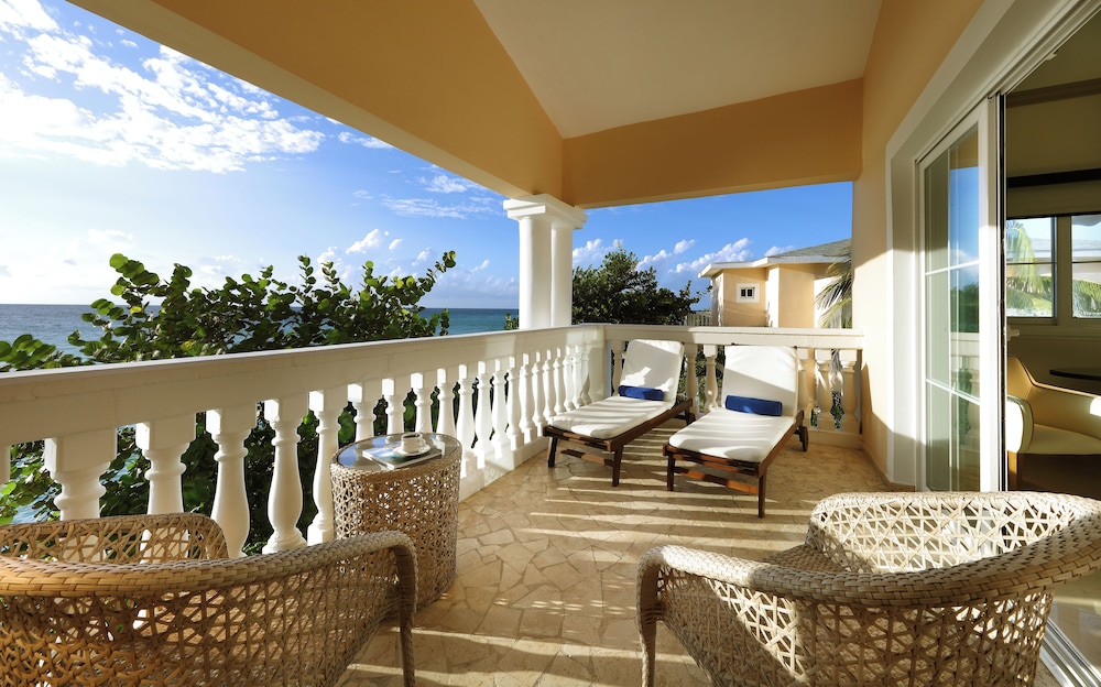 the signature level grand palladium lady hamilton