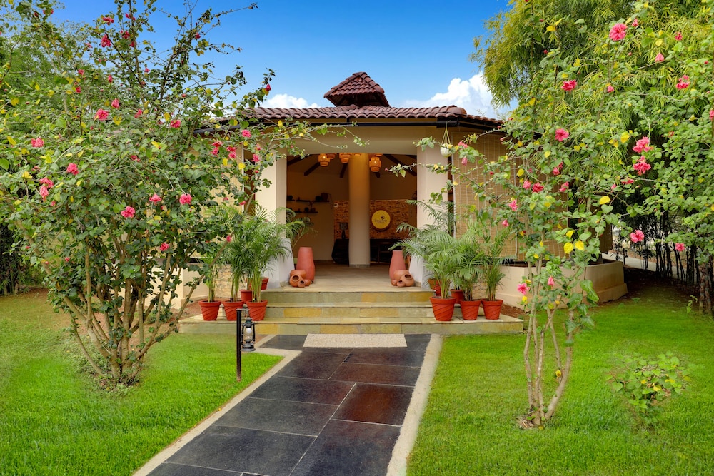 lemon tree wildlife resort kanha