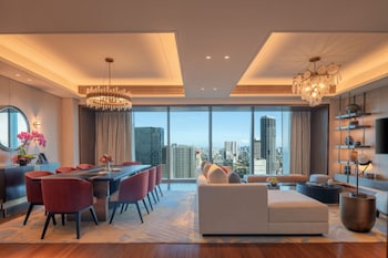 solaire resort north