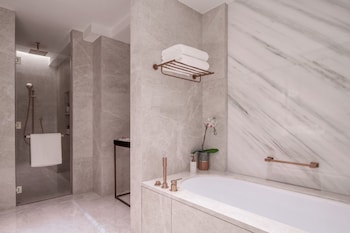 solaire resort north