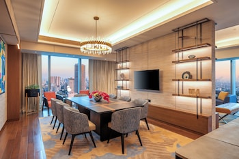 solaire resort north