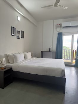 Hotel Auro Maison,,2 star