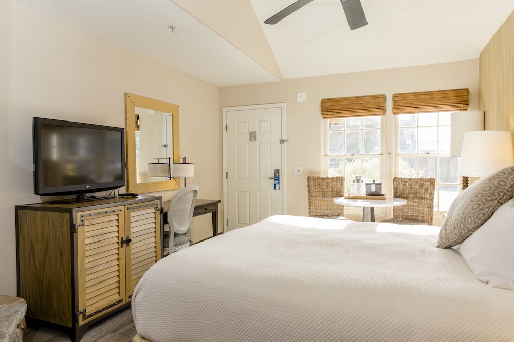 cottage inn by the sea