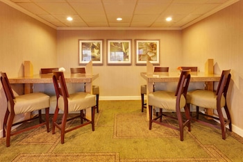 La Quinta Inn & Suites By Wyndham Plattsburgh,Lake Placid>>Clinton,3 star