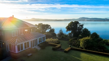 black swan lakeside boutique hotel