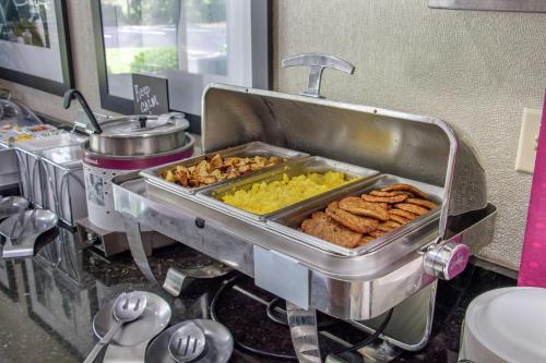 hampton inn adel