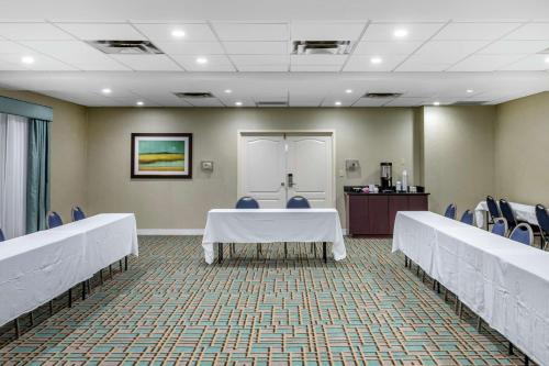 hampton inn adel