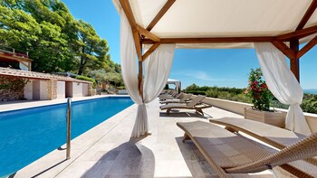 La Petite Auberge,Saint-Tropez>>Brignoles,3 star
