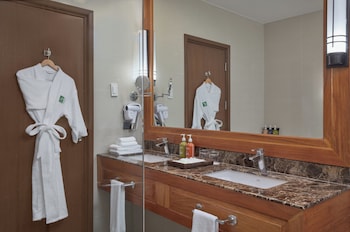 holiday inn and suites batangas limapark by ihg