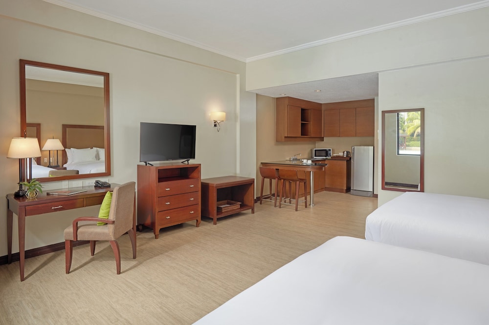 holiday inn and suites batangas limapark by ihg