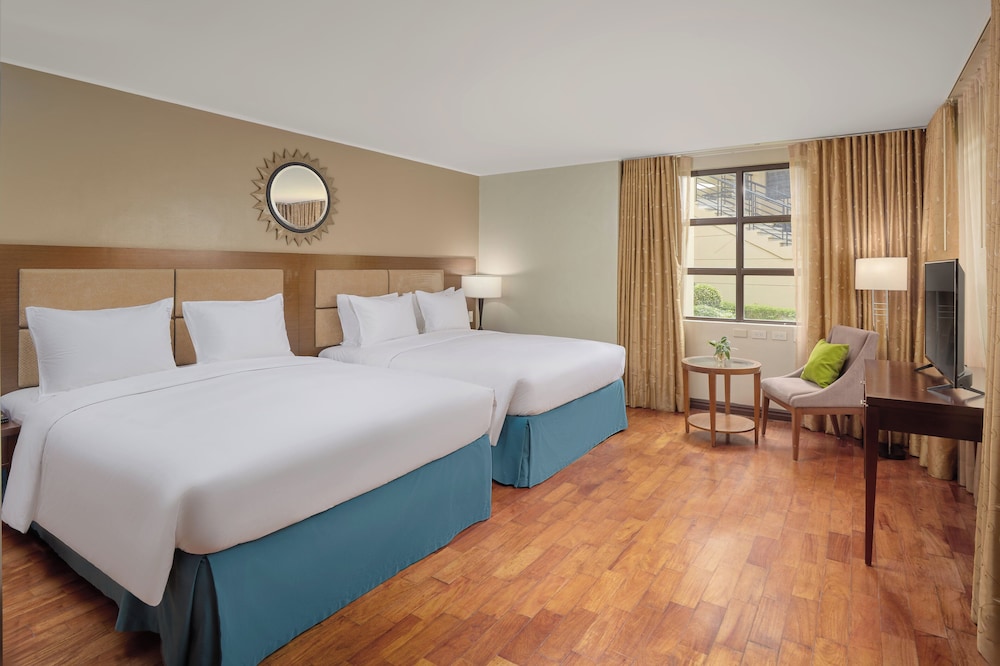 holiday inn and suites batangas limapark by ihg