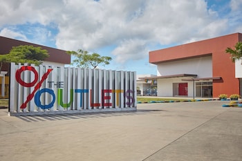 holiday inn and suites batangas limapark by ihg