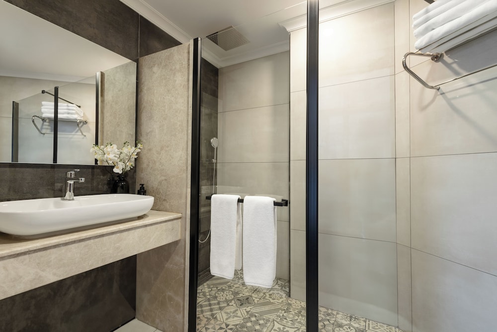 lilium hotel and suites