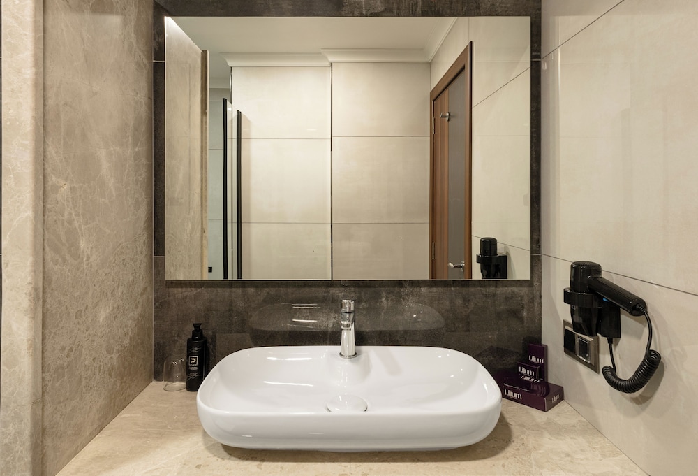 lilium hotel and suites