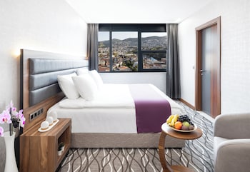 lilium hotel and suites