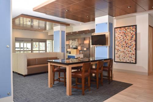 holiday inn express and suites orlando lake nona area
