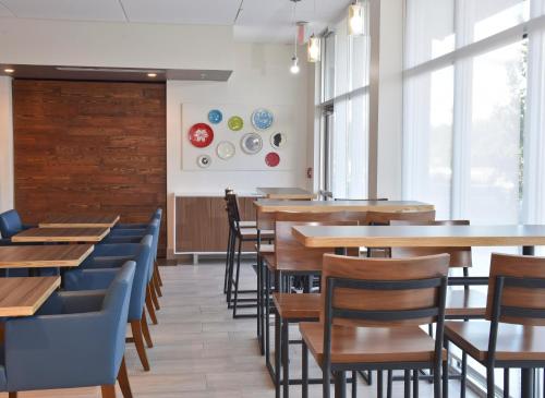 holiday inn express and suites orlando lake nona area