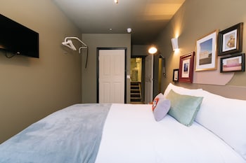 the warwick by aura collection