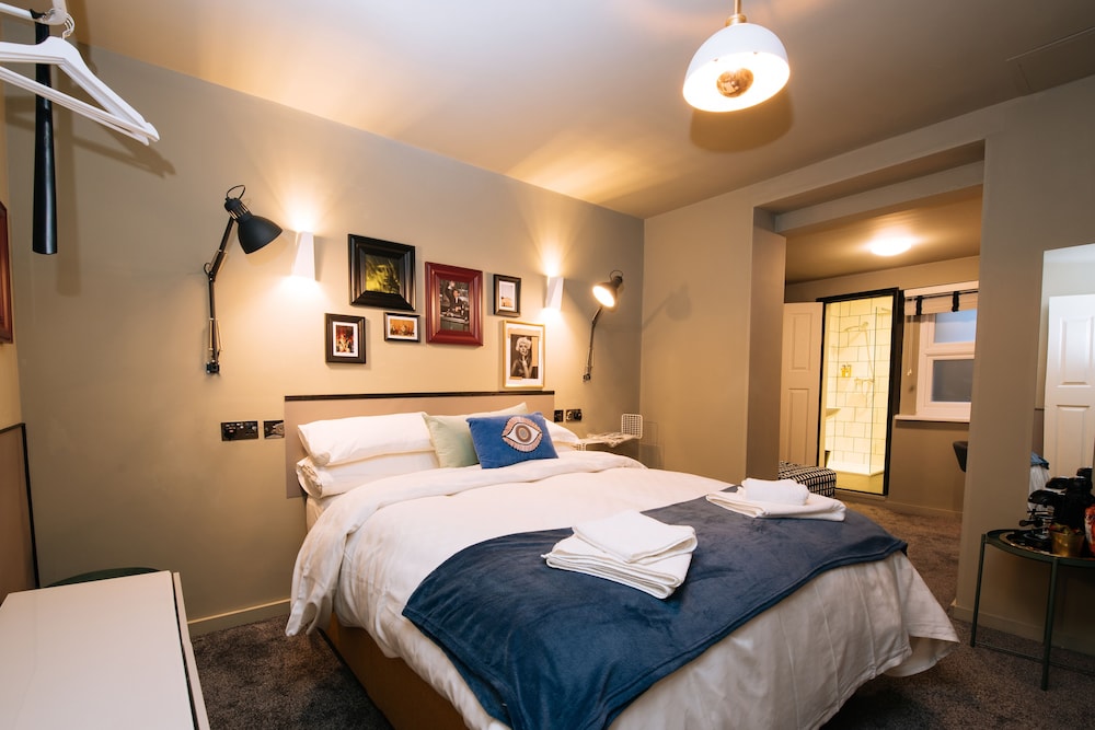 the warwick by aura collection