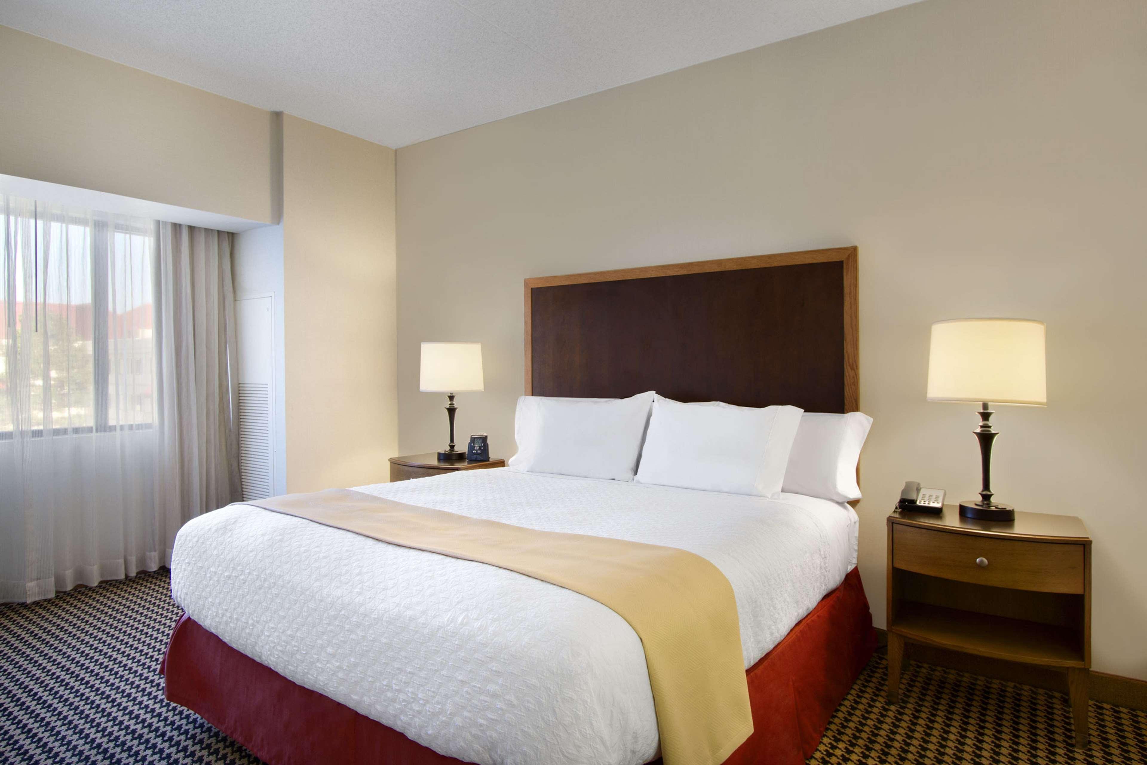 embassy suites by hilton detroit metro airport