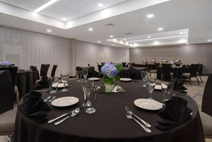 embassy suites by hilton detroit metro airport
