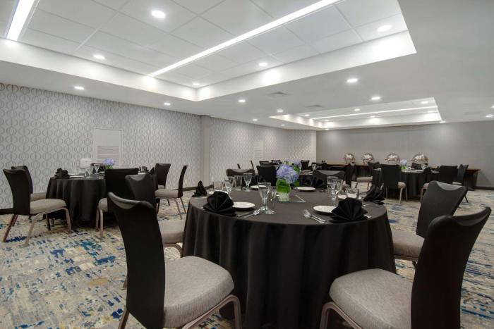 embassy suites by hilton detroit metro airport