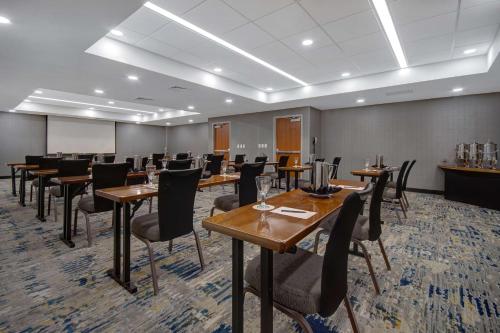 embassy suites by hilton detroit metro airport