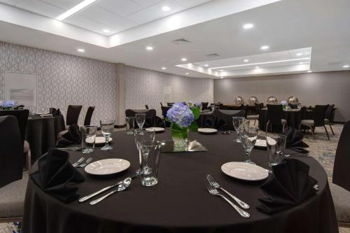 embassy suites by hilton detroit metro airport