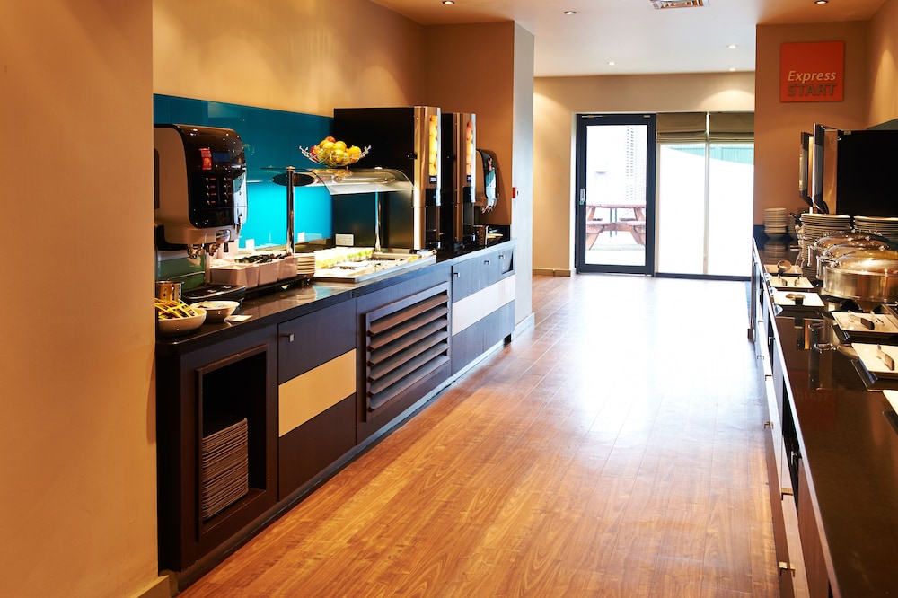holiday inn express manchester airport by ihg
