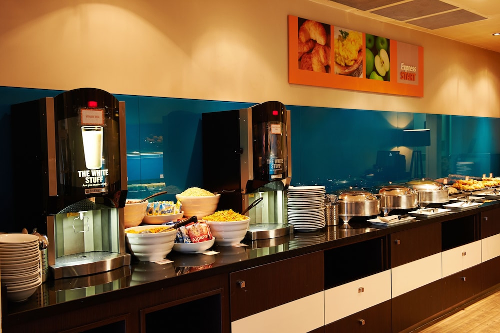 holiday inn express manchester airport by ihg