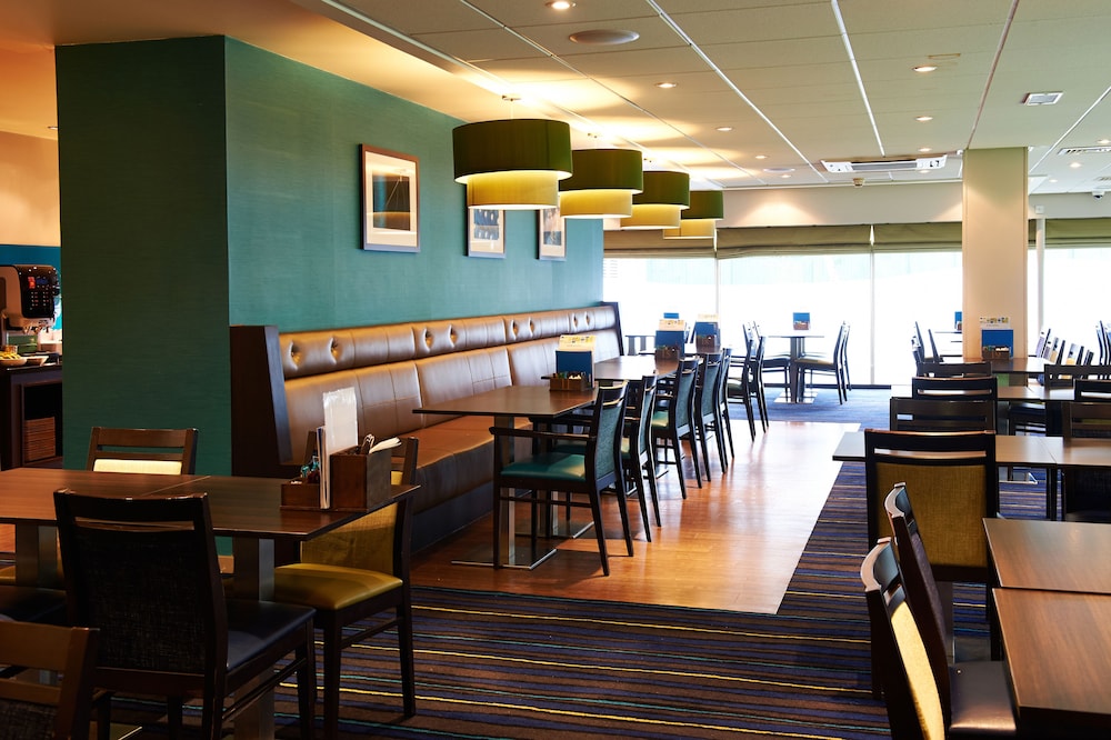 holiday inn express manchester airport by ihg