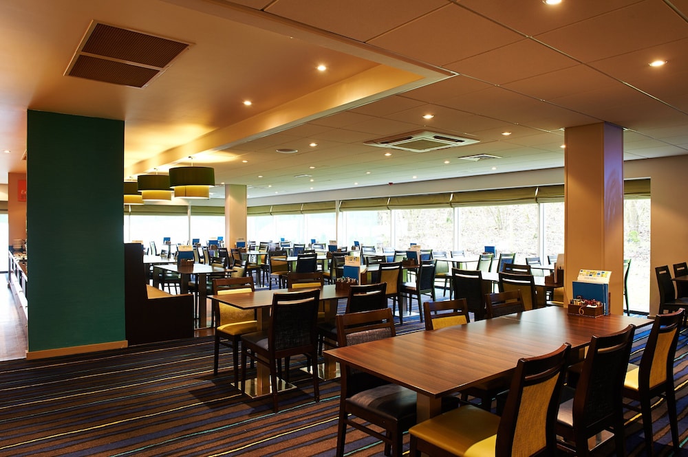 holiday inn express manchester airport by ihg