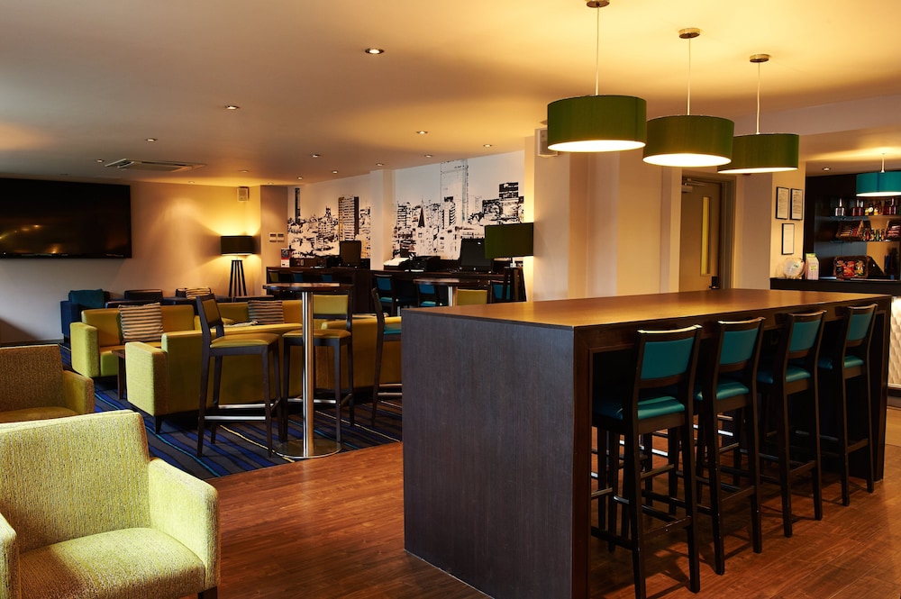 holiday inn express manchester airport by ihg
