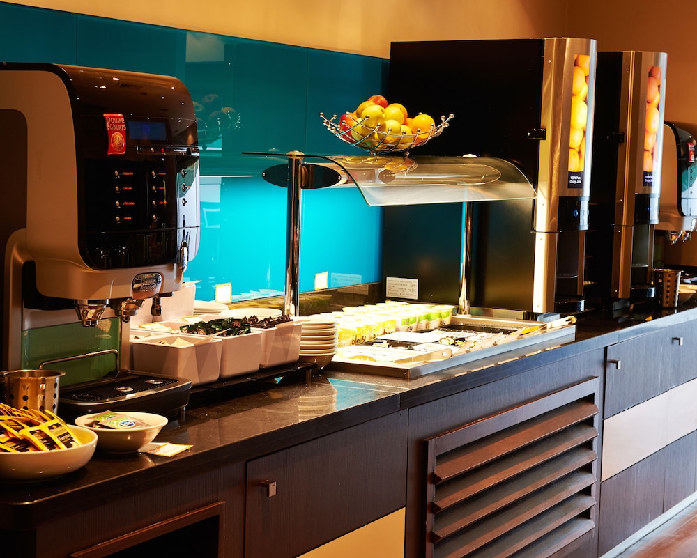 holiday inn express manchester airport by ihg