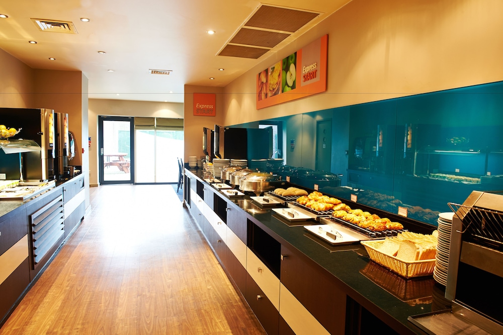 holiday inn express manchester airport by ihg