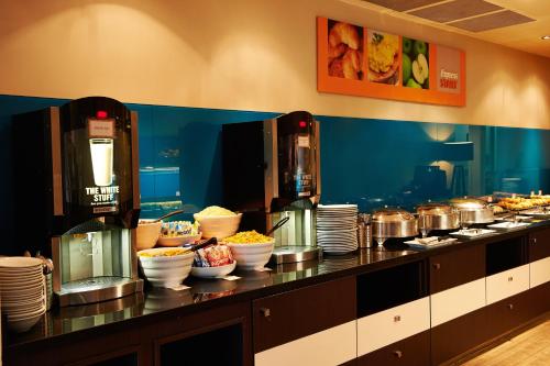 holiday inn express manchester airport by ihg