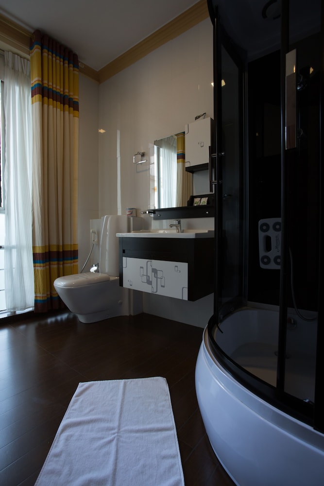 oak ray serene garden hotel