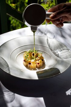 eng gard hotel and restaurant