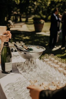 eng gard hotel and restaurant