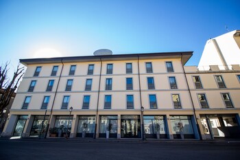 Hotel Cavour By Lvg Hotel Collection,Lonate Pozzolo>>Cameri,4 star