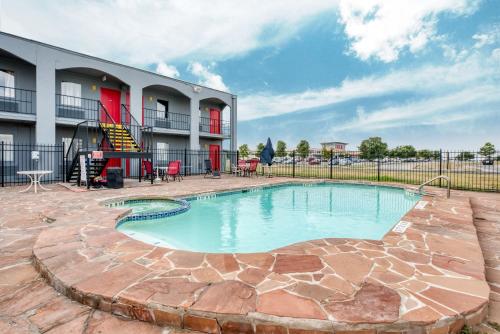 Oyo Hotel San Antonio Lackland Air Force Base West,100 Valley Hi Dr,2 star