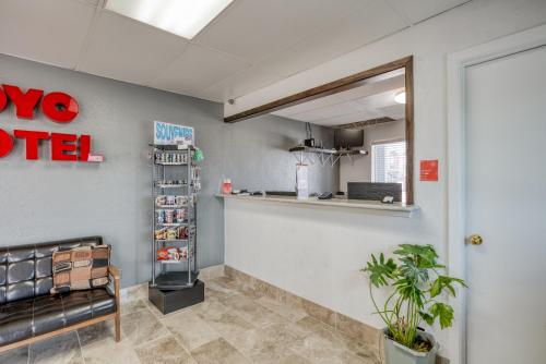 Oyo Hotel San Antonio Lackland Air Force Base West,100 Valley Hi Dr,2 star