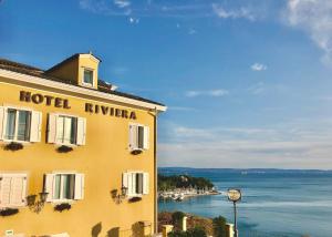 hotel riviera and maximilians