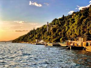 hotel riviera and maximilians