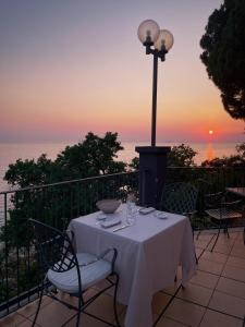 hotel riviera and maximilians