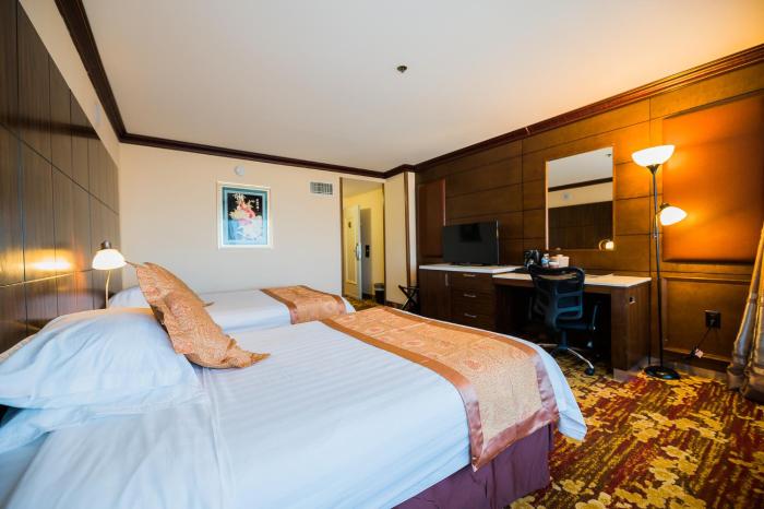 la crystal hotel los angeles area