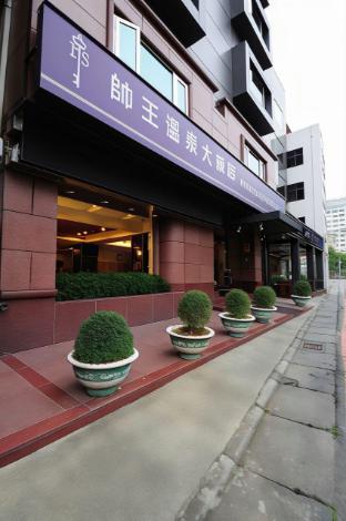 barons hot spring hotel